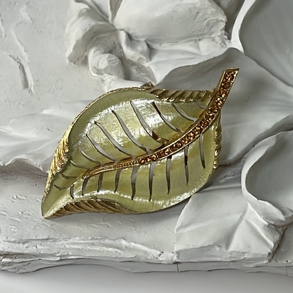 Large Leaf Brooch Adorned with 17 Golden Crystals - Picture 3 of 5